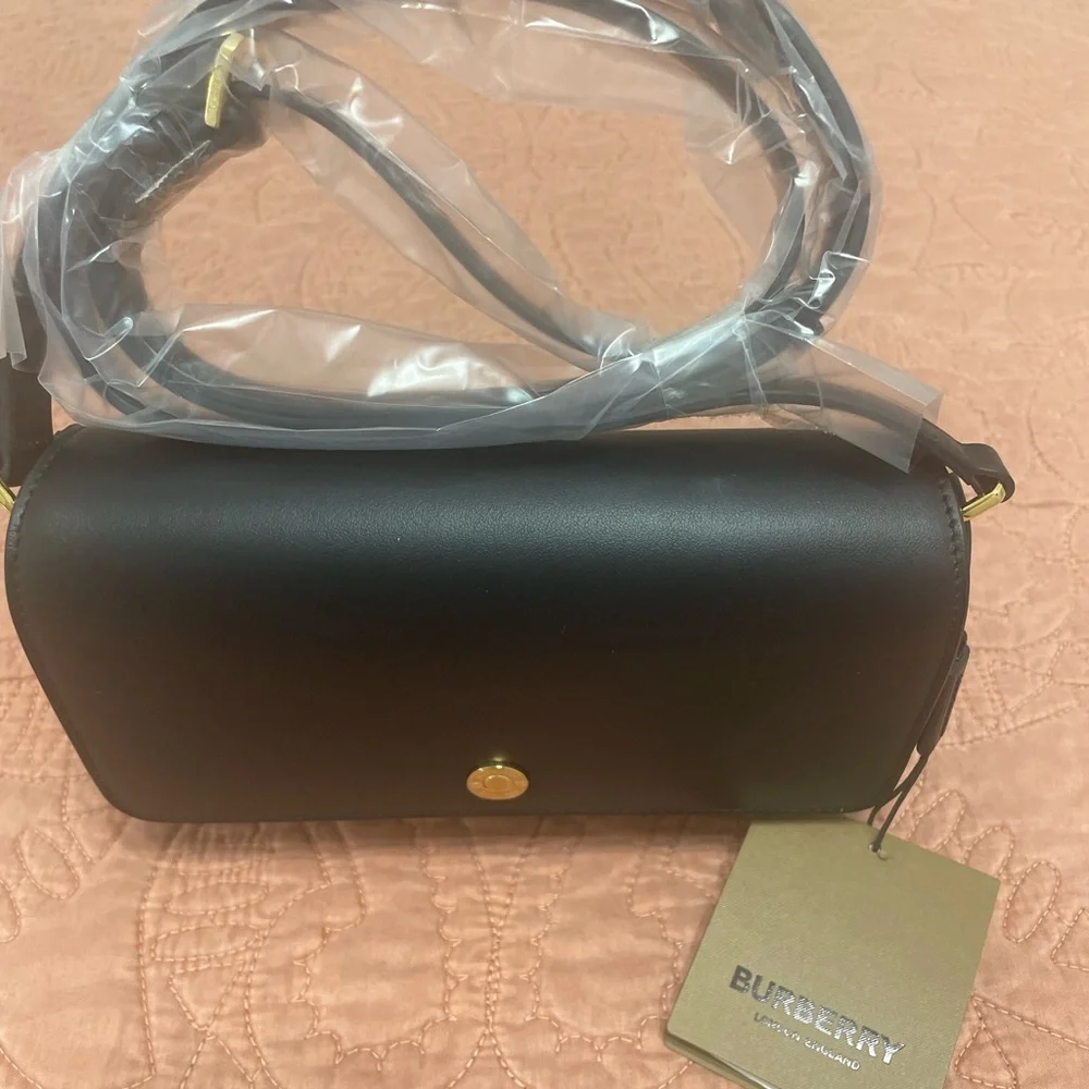 Burberry Black and Tan Crossbody Bag with Iconic Design - Picture 5 of 6